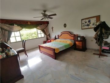 GRAN CASA EN PANCE POR LA IGLESIA LA MARIA EN VENTA CALI