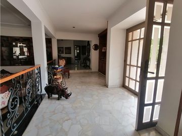 GRAN CASA EN PANCE POR LA IGLESIA LA MARIA EN VENTA CALI