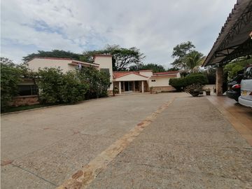 GRAN CASA EN PANCE POR LA IGLESIA LA MARIA EN VENTA CALI