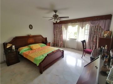 GRAN CASA EN PANCE POR LA IGLESIA LA MARIA EN VENTA CALI