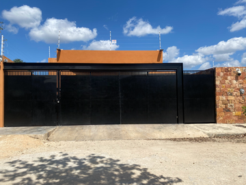 CASA EN VENTA, DE UN  PISO AL NORTE DE MERIDA