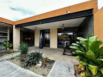 CASA EN VENTA, DE UN  PISO AL NORTE DE MERIDA