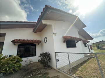 ALQUILER O VENTA DE AMPLIA Y HERMOSA CASA EN PENONOME