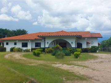 ALQUILER O VENTA DE AMPLIA Y HERMOSA CASA EN PENONOME