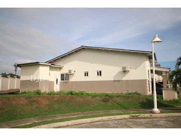 VENTA DE CASA EN ESQUINA EN PLAYA DORADA