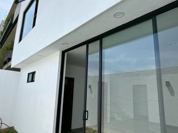 ¡Tu Hogar de Ensueño en Fraccionamiento Aqua 3 Lago Esmeralda!