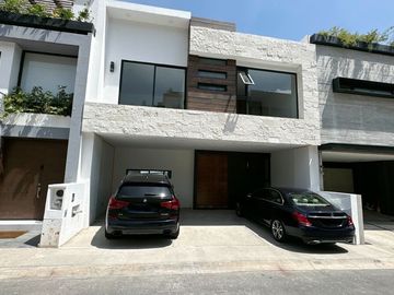 ¡Tu Hogar de Ensueño en Fraccionamiento Aqua 3 Lago Esmeralda!