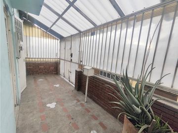 Kennedy Central casa en venta 2 pisos + garage opcion comercial