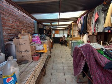 AMPLIA CASA ESQUINA, IDEAL PARA COMERCIO. METRO PEDREROS