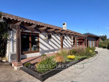 Se vende gran Casa con maravilloso jardin en Pie del Mauco