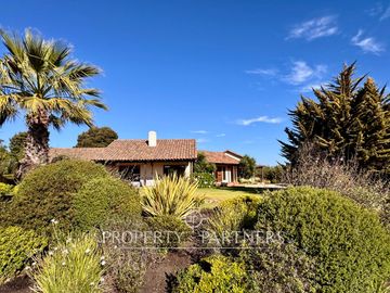 Se vende gran Casa con maravilloso jardin en Pie del Mauco
