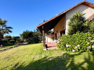 Se vende gran Casa con maravilloso jardin en Pie del Mauco