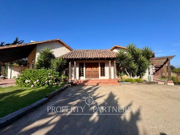 Se vende gran Casa con maravilloso jardin en Pie del Mauco