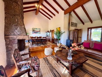 Se vende gran Casa con maravilloso jardin en Pie del Mauco