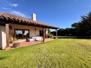 Se vende gran Casa con maravilloso jardin en Pie del Mauco