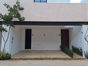 Casa Amplia con 3 recámaras, piscina, amenidades.