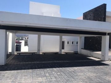 PRECIOSA CASA EN VENTA EN BALCONES JURIQUILLA !!