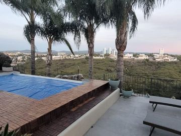 PRECIOSA CASA EN VENTA EN BALCONES JURIQUILLA !!