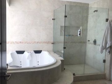 PRECIOSA CASA EN VENTA EN BALCONES JURIQUILLA !!