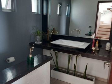PRECIOSA CASA EN VENTA EN BALCONES JURIQUILLA !!