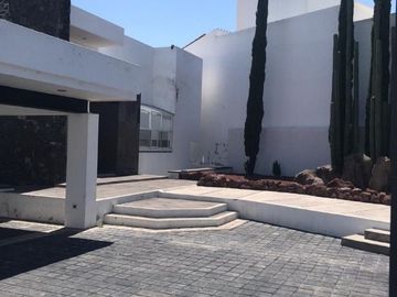 PRECIOSA CASA EN VENTA EN BALCONES JURIQUILLA !!
