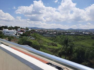PRECIOSA CASA EN VENTA EN BALCONES JURIQUILLA !!
