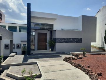 PRECIOSA CASA EN VENTA EN BALCONES JURIQUILLA !!