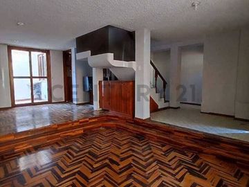 EN VENTA CASA CENTRICA