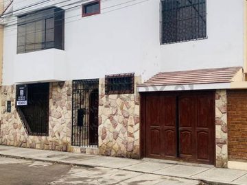 EN VENTA CASA CENTRICA