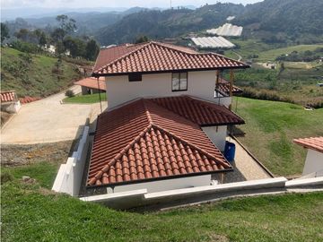 FINCA CON EXCELENTE VISTA EN COCORNA, SECTOR EL SOCORRO.