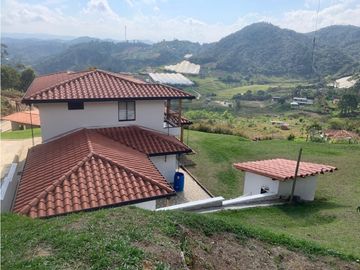 FINCA CON EXCELENTE VISTA EN COCORNA, SECTOR EL SOCORRO.