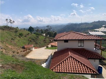 FINCA CON EXCELENTE VISTA EN COCORNA, SECTOR EL SOCORRO.