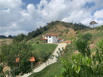 FINCA CON EXCELENTE VISTA EN COCORNA, SECTOR EL SOCORRO.