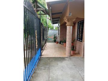 VENDO CASA CON PISCINA EN LOS ALGARROBOS