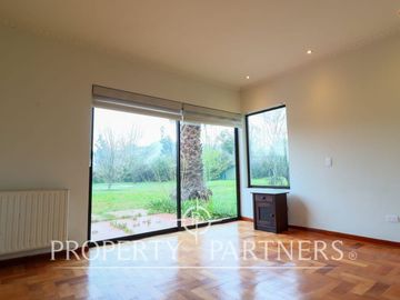 Preciosa y gran propiedad en condominio consolidado