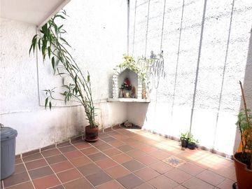Casa en Envigado en venta dividida en 2 casas y local o garaje