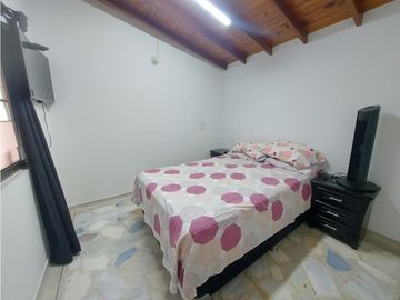 Casa en Envigado en venta dividida en 2 casas y local o garaje