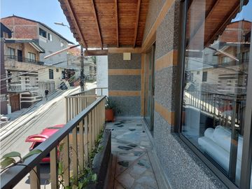 Casa en Envigado en venta dividida en 2 casas y local o garaje