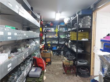 Casa en Envigado en venta dividida en 2 casas y local o garaje
