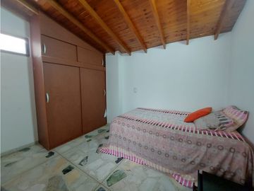 Casa en Envigado en venta dividida en 2 casas y local o garaje
