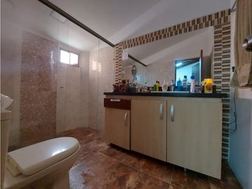 Casa en Envigado en venta dividida en 2 casas y local o garaje