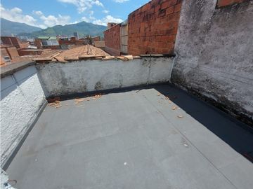 Casa en Envigado en venta dividida en 2 casas y local o garaje