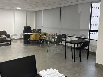 VENTA OFICINA, SECTOR CAROLINA 57.88 M2 MAS PARQUEADERO Y BODEGA