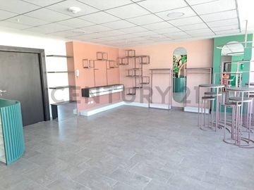 VENTA OFICINA, SECTOR CAROLINA 57.88 M2 MAS PARQUEADERO Y BODEGA