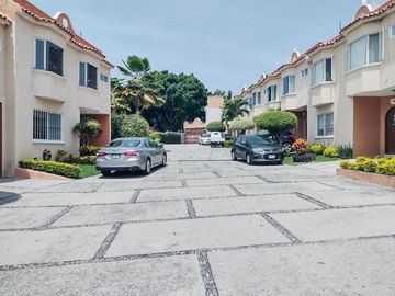VENTA DE CASA EN LOMAS DE ATZINGO CUERNAVACA