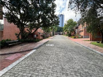 VENTA  AMPLIO APARTAMENTO DUPLEX UNIDAD CERRADA SAN LUCAS EL POBLADO