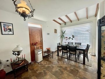 Oportunidad!!! Amplia casa mediterránea con excelente conectividad