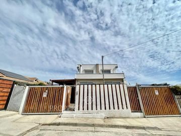 Oportunidad!!! Amplia casa mediterránea con excelente conectividad