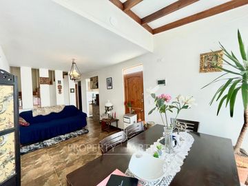 Oportunidad!!! Amplia casa mediterránea con excelente conectividad