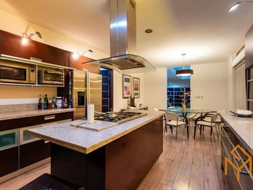 Casa en Venta en Valle Real en Coto Versalles con alberca y gran jardin.